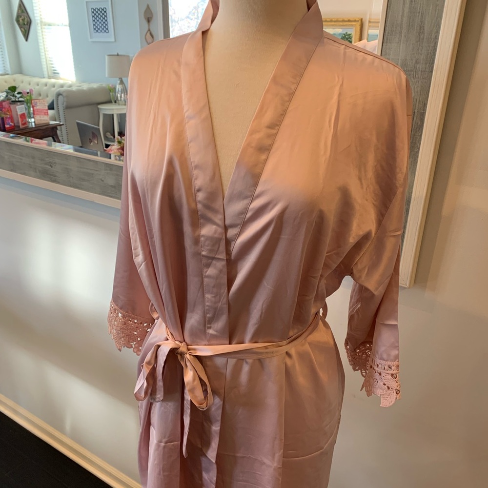 Lightweight robe with lace detail NWOT